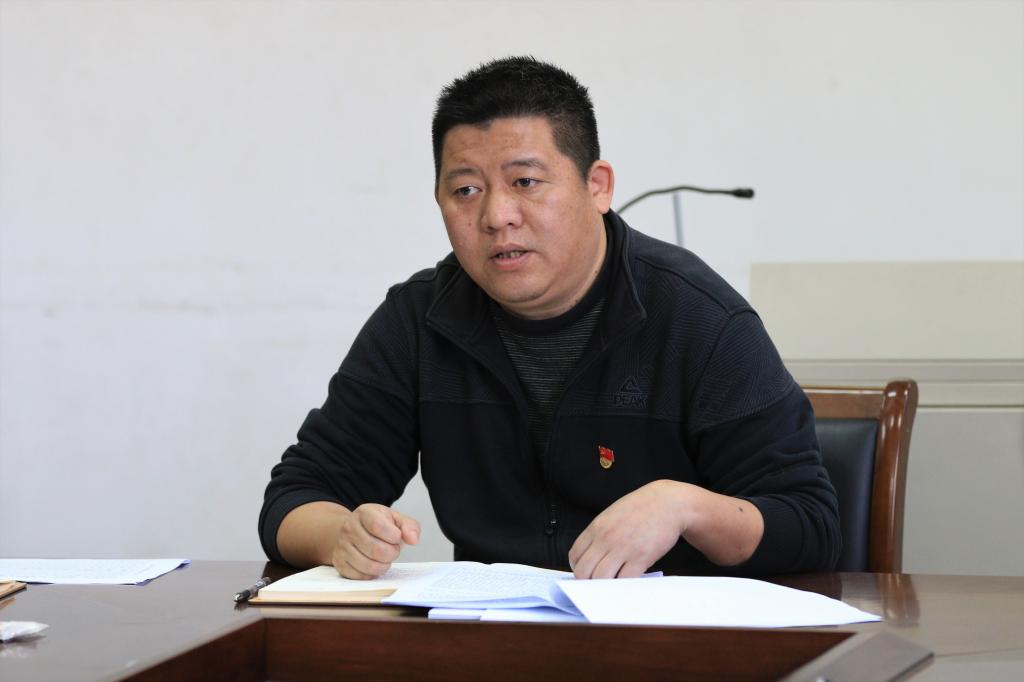 徐青老师传达学校会议精神