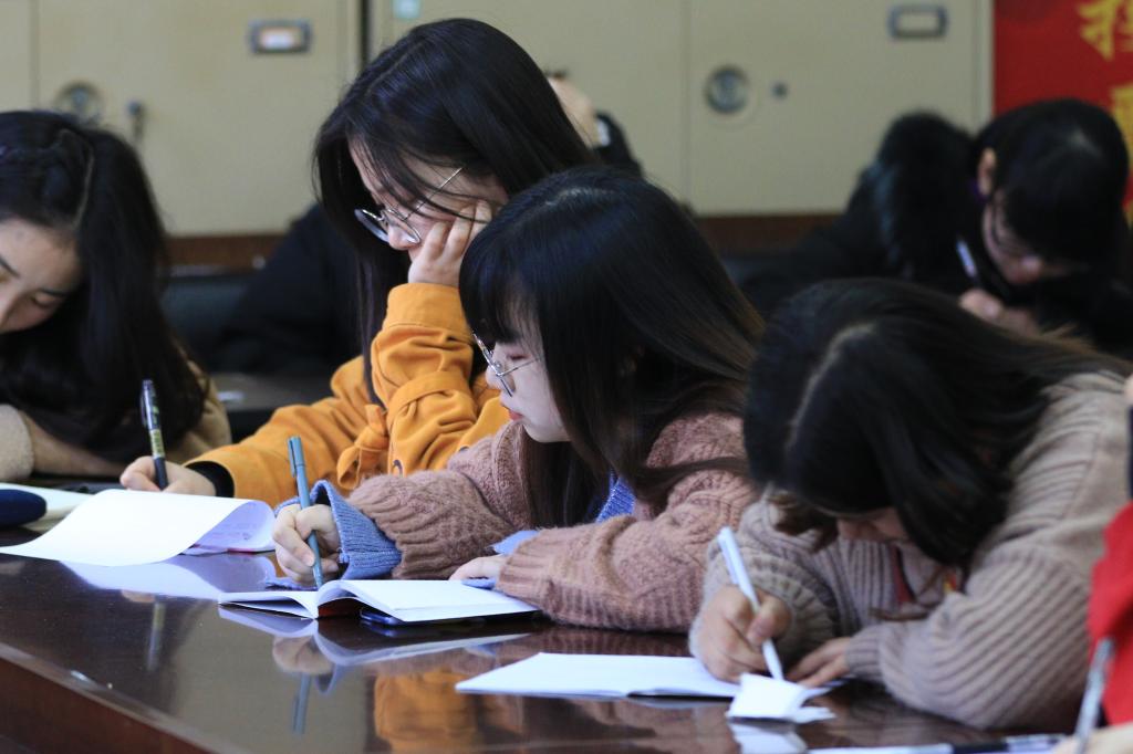 与会学生党员认真做好学习笔记